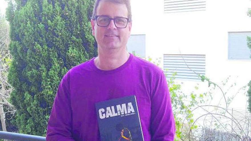 Óscar Figueruelo posa con su primera novela, titulada “Calma”. | Cedida