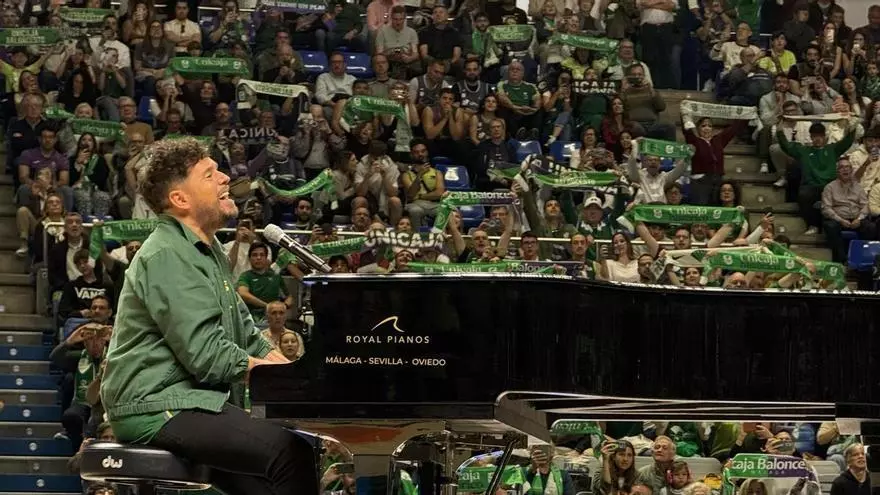 Así cantó Pablo López el himno del  Unicaja en el Carpena antes del partido contra el  Valencia
