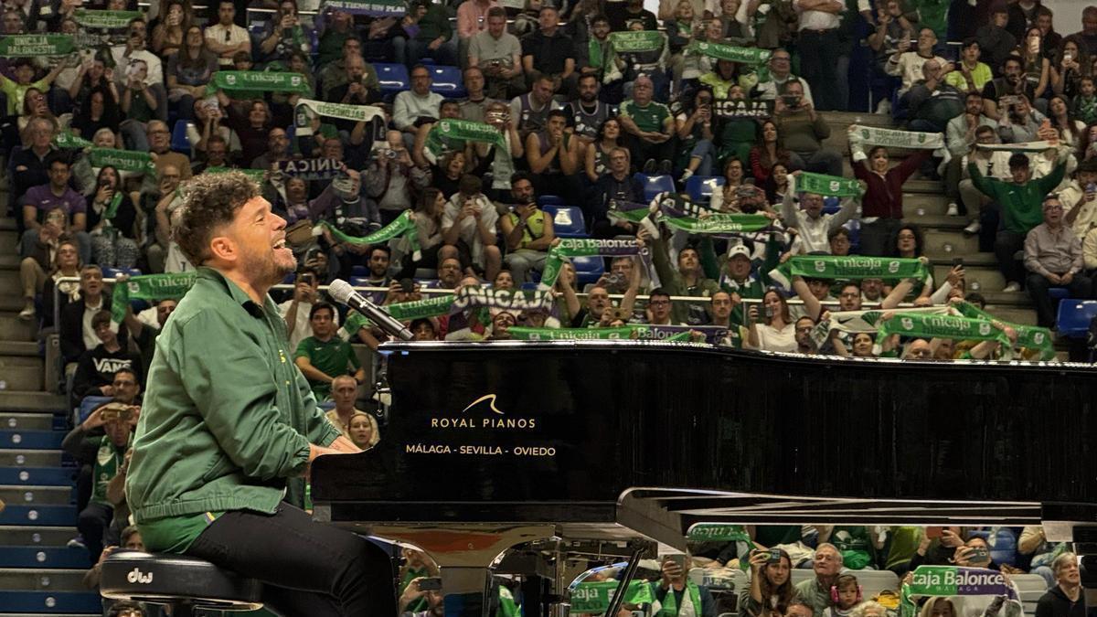Pablo López tocando el piano y cantando el himno del Unicaja en el Martín Carpena.