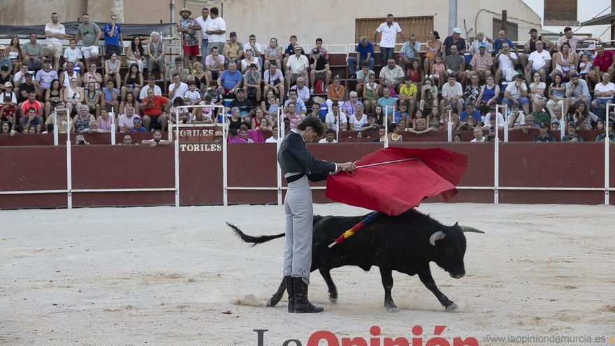 Los sardineros han repartido abalorios durante el pasacalles.