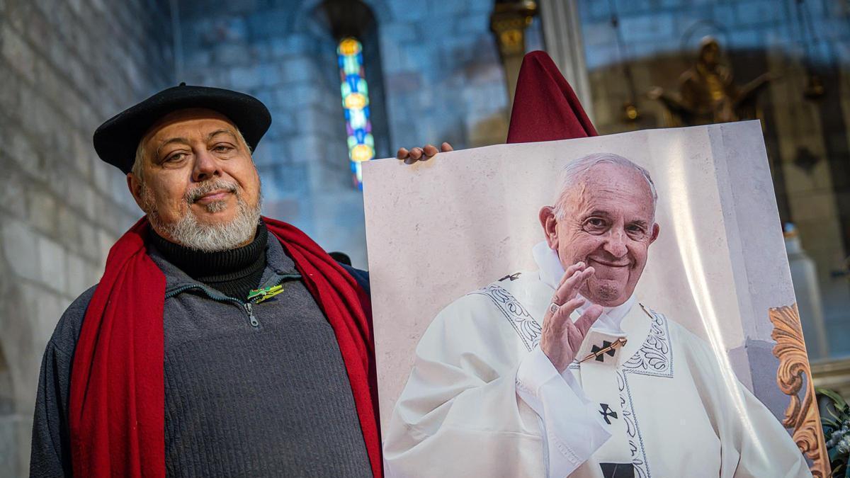 Peio Álvarez, junto al retrato del difunto papa Francisco, en el interior de la iglesia de Santa Anna.