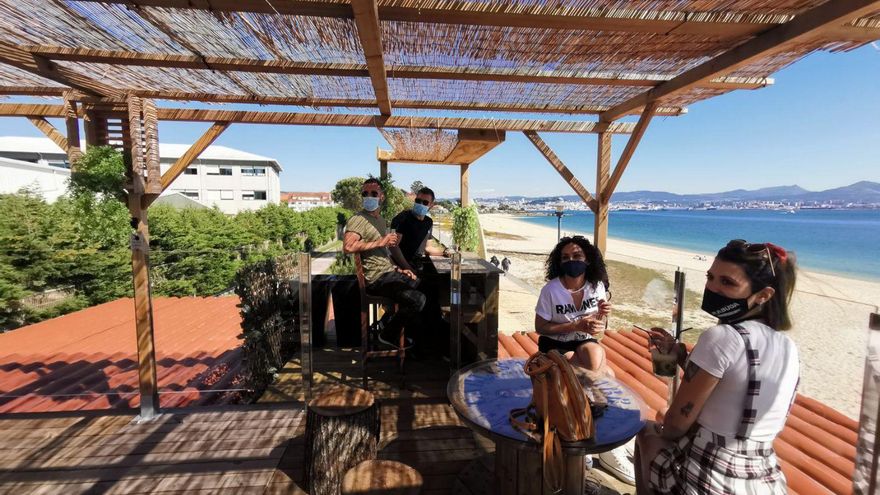 Chiringuito “La Jaima” en la playa de Rodeira en el casco urbano de Cangas. |   // SANTOS ÁLVAREZ