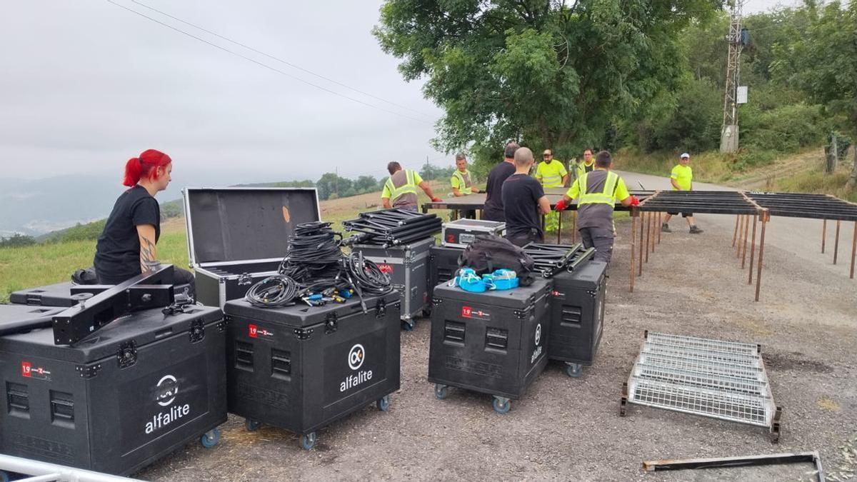 Trabajos de montaje en El Fresno para la fiesta en torno al eclipse.