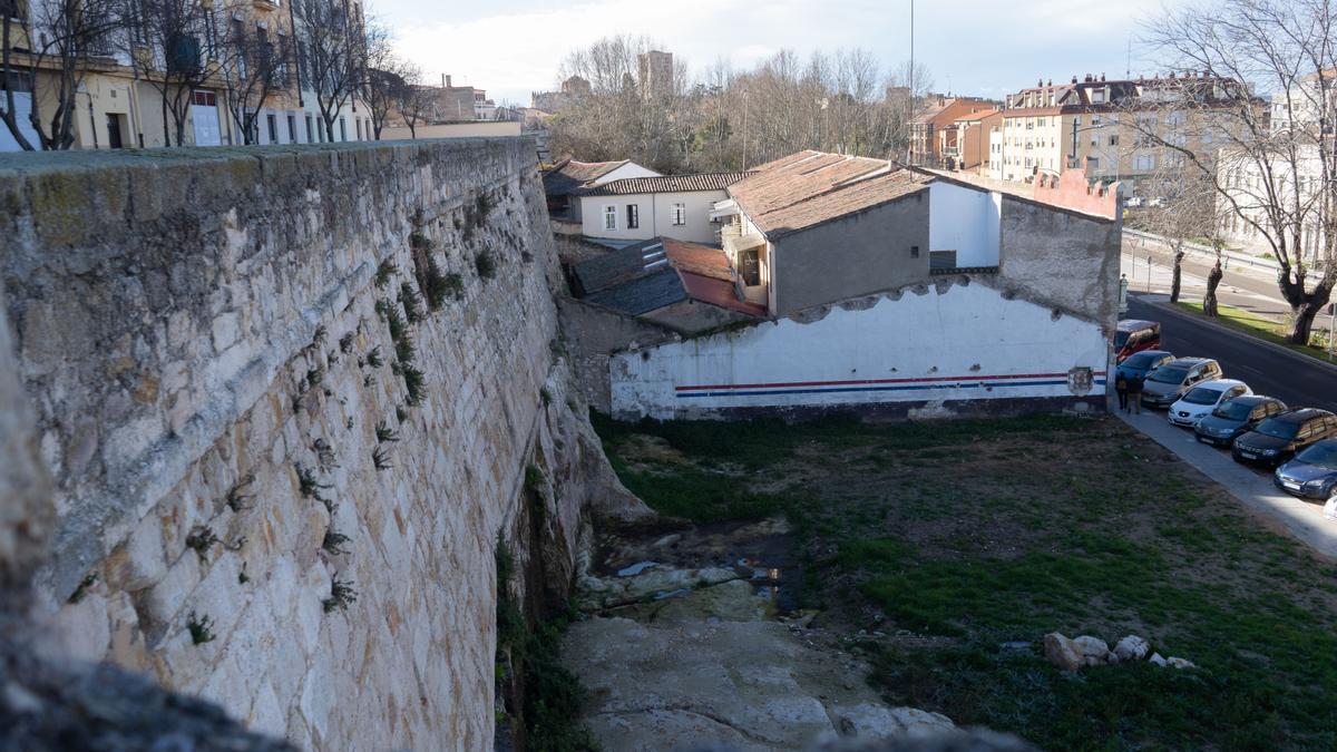 Hilera de edificios que serán derribados para liberar la muralla.