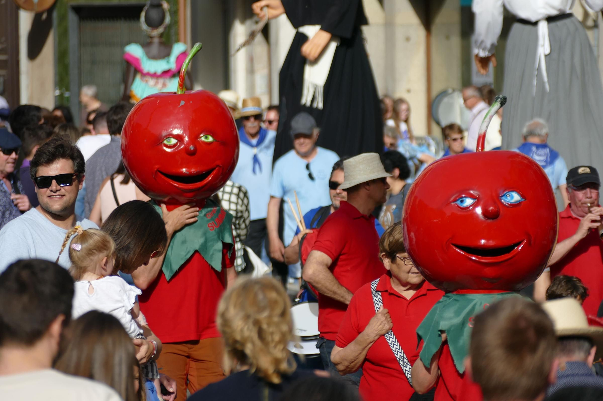 La trobada gegantera de la Diada de Santa Creu celebra els 30 anys dels Amics dels Gegants de Figueres