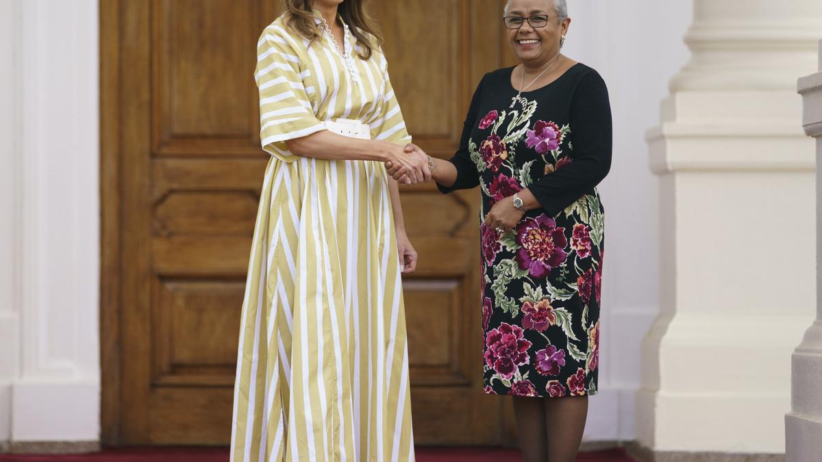 Melania Trump con vestido a rayas con la Primera Dama de Kenia Margaret Kenyatta