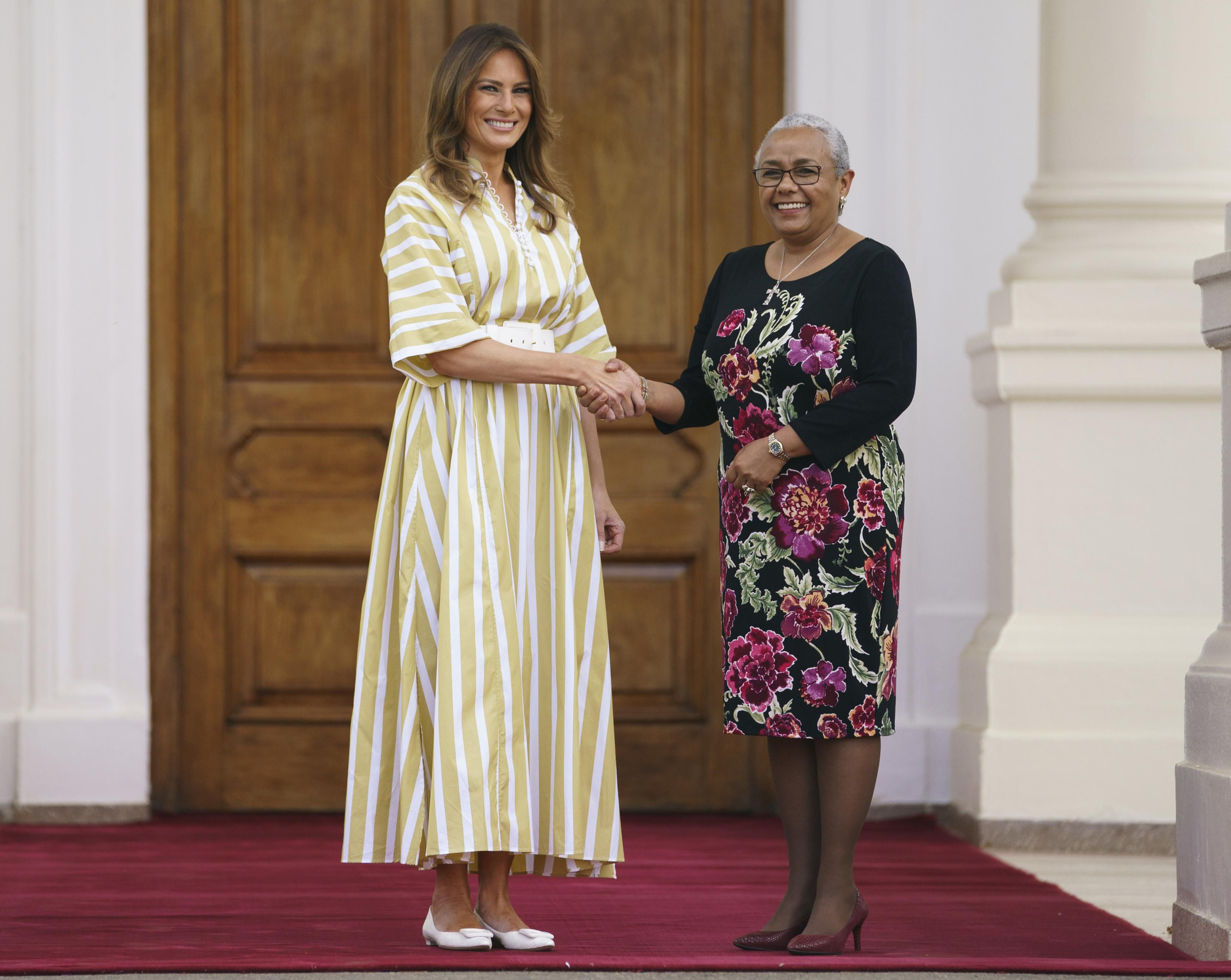 Melania Trump con vestido a rayas con la Primera Dama de Kenia Margaret Kenyatta