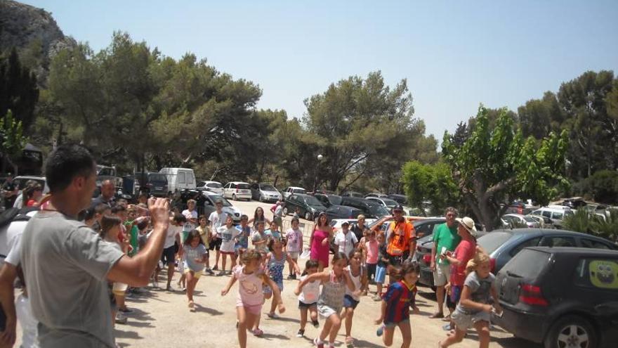 Niños corren entre los coches aparcados en la Victòria.