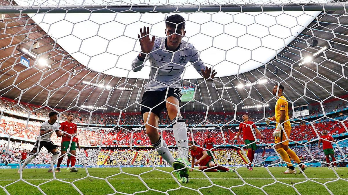 Havertz entra en la portería portuguesa tras marcar el tercer tanto de Alemania ayer. |  // REUTERS