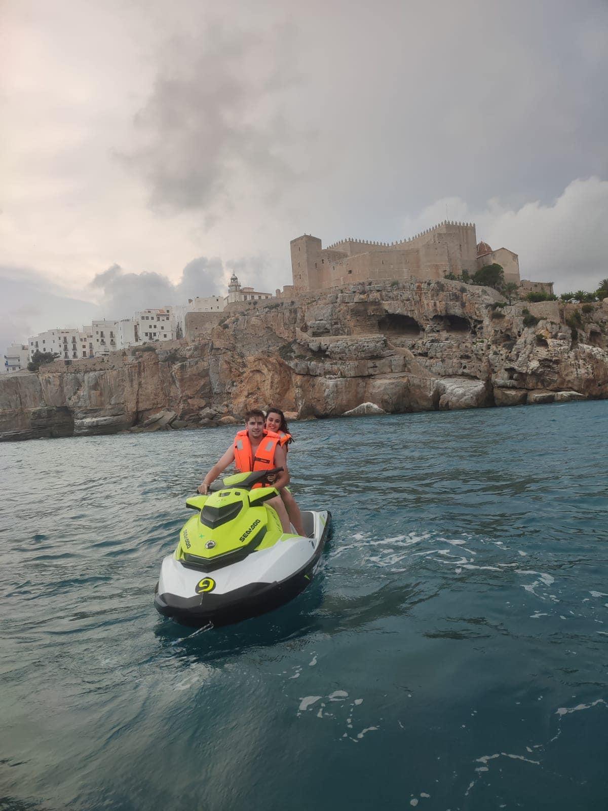 Esta vista del castillo de Peñíscola solo es posible desde el agua y yengo con una moto es una gran opción.