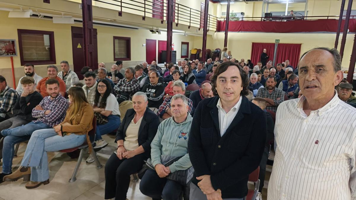 Gerardo Sanz y Eliseo López, este viernes, en la presentación del evento, ante los ganaderos de Llanera.