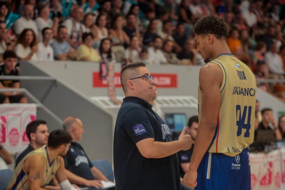 Louis Riga junto a Diego Epifanio en el encuentro amistoso ante el Leyma Coruña.