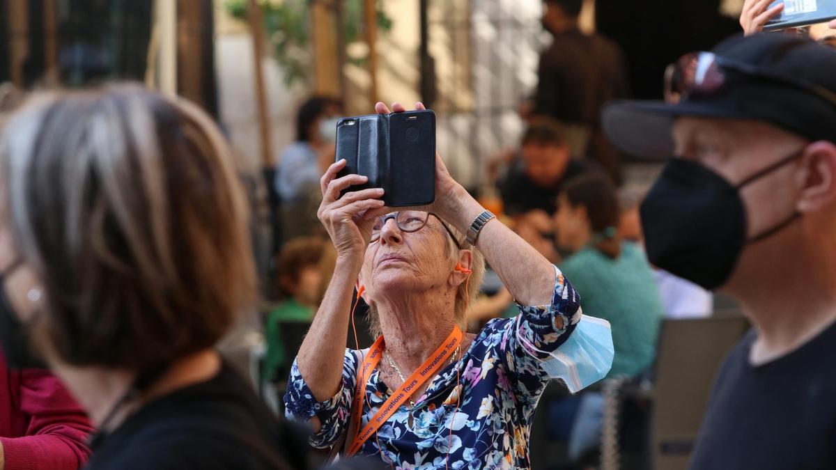Varios turistas pasean por la calles de Málaga, después de que haya atracado un crucero con más de seis mil cruceristas durante el puente de la Hispanidad a 12 de octubre de 2021 en Málaga (Andalucía). La ocupación de los hoteles de la ciudad, se encuentr