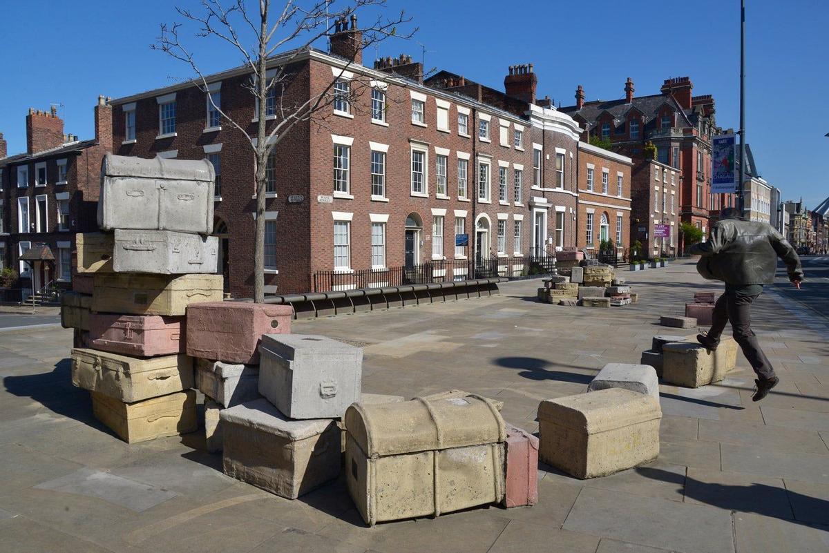 Escultura de maletas en Hope Street