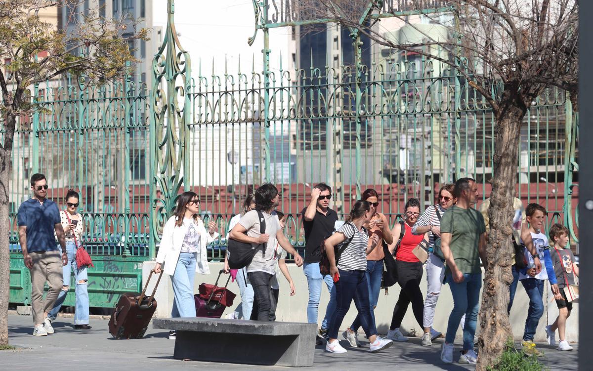 Visitantes por el centro de València, en una imagen de archivo de este 2023.