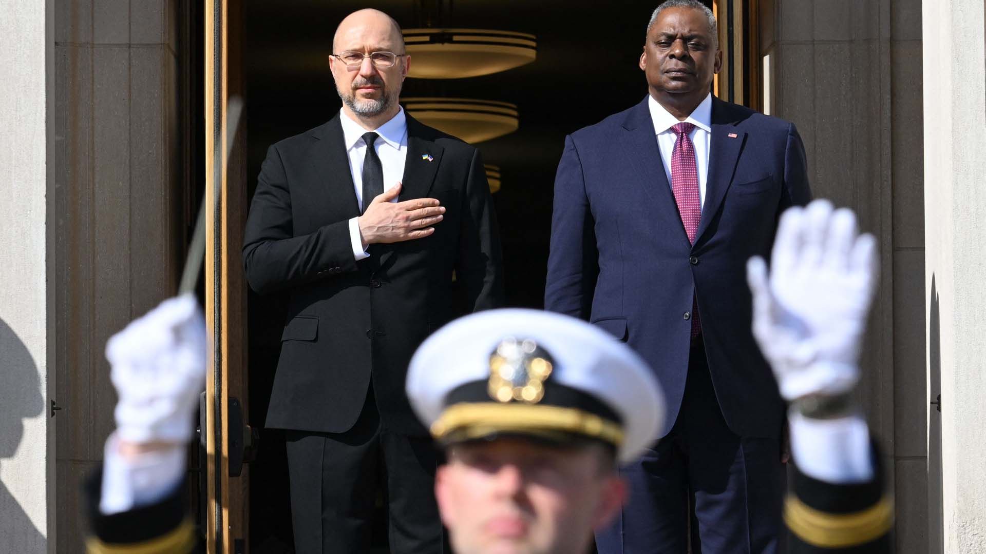 El secretario de Defensa de EEUU, Lloyd Austin, y el primer ministro ucranianos, Denys Shmyhal, durante una ceremonia de bienvenida en el Pentágono, este miércoles.