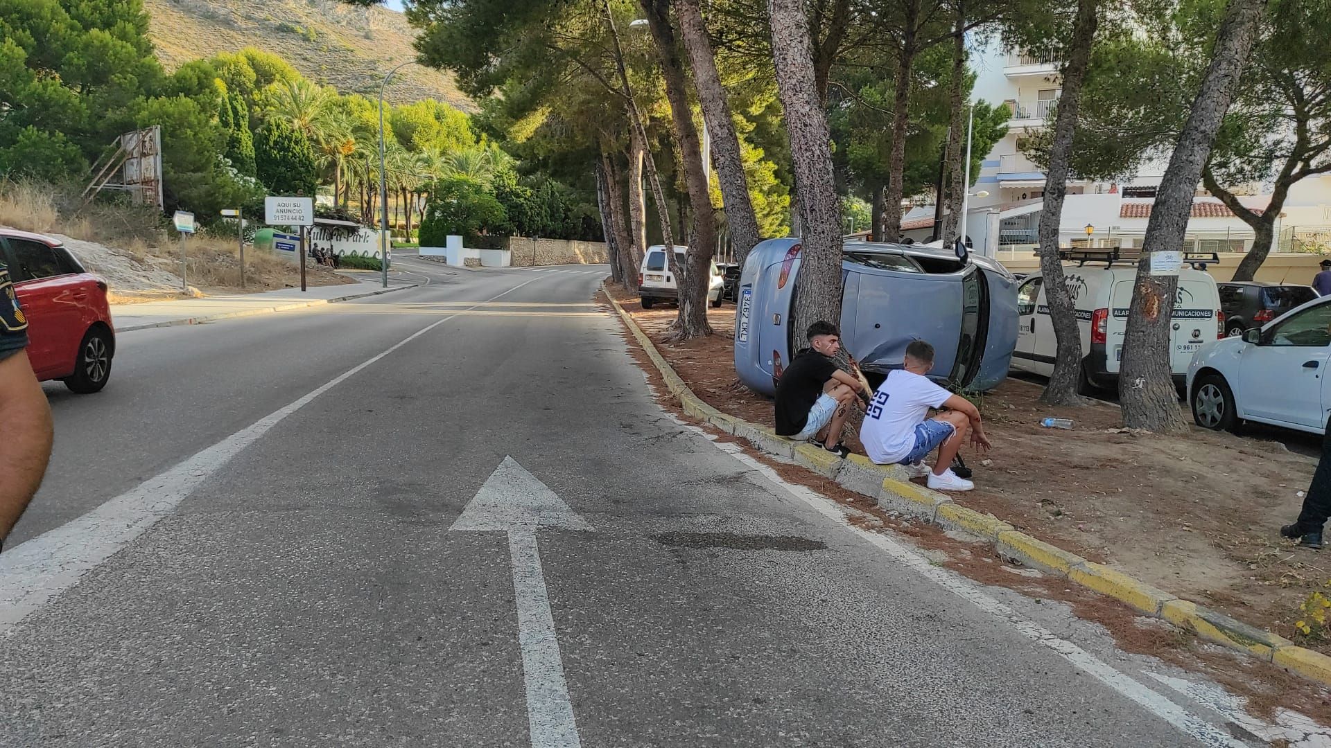 Espectacular vuelco en Cullera de un coche con cinco personas en su interior