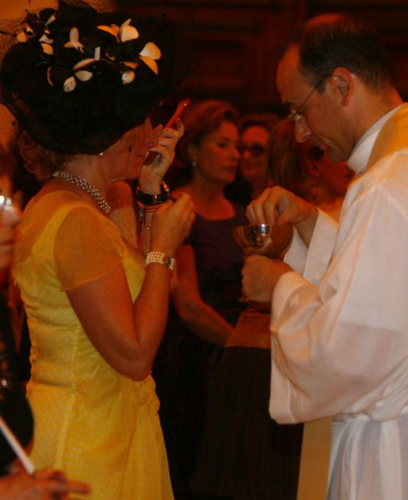 Invitados y curiosos en la boda en Santa María