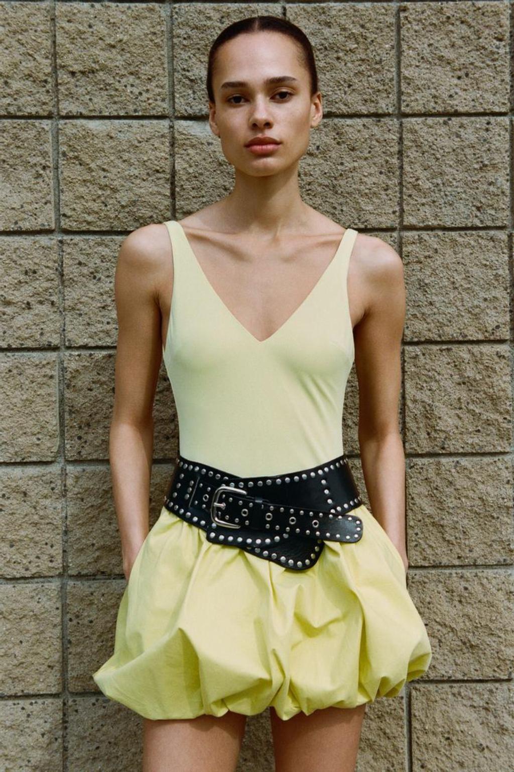 Vestido globo de Zara (precio: 29,95 euros)