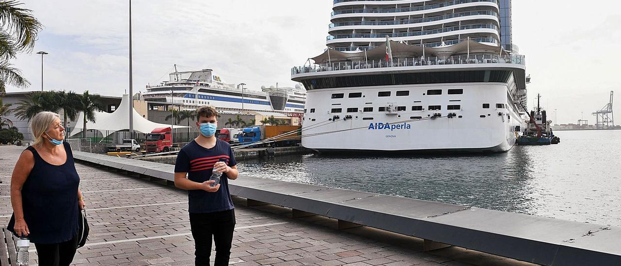 Dos cruceristas el pasado mes  de diciembre en el muelle de Santa Catalina. | | JUAN CASTRO