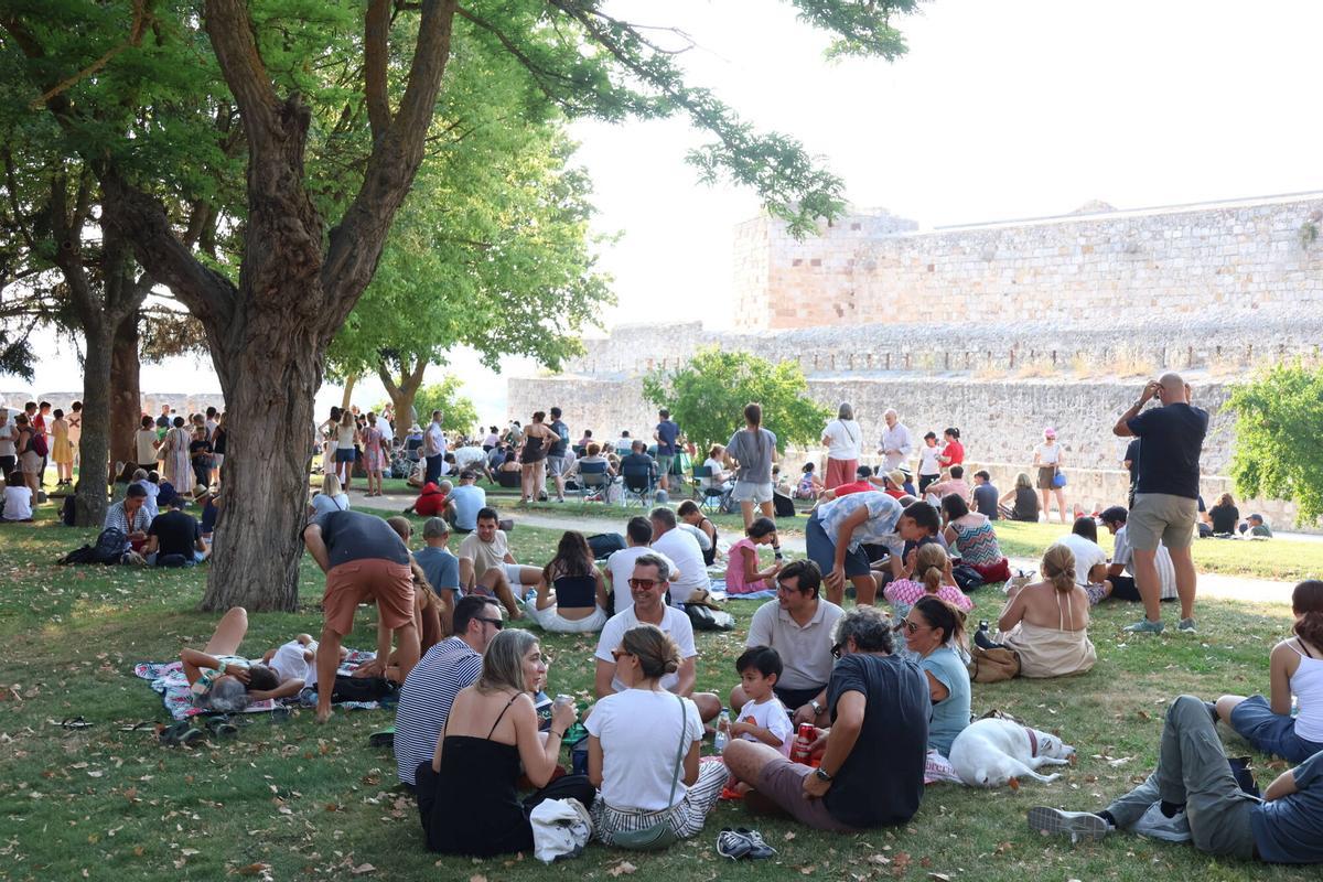 Fotos del eclipse en la catedral y retransmisión en la plaza Mayor