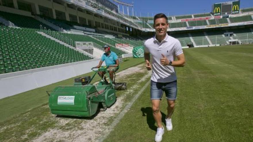 Álex Moreno, en el estadio Martínez Valero, corre por la banda.