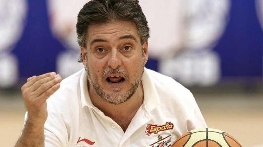 Fotografía de archivo tomada el 14/07/06 en San Fernando (Cádiz) del seleccionador nacional de baloncesto, José Vicente &quot;Pepu&quot; Hernández, quien seguirá en su cargo hasta la conclusión de los Juegos Olímpicos de Pekín, el próximo mes de agosto, tras el acuerdo alcanzado hoy con el presidente de la Federación Española, José Luis Sáez, con quien se reunió esta mañana.