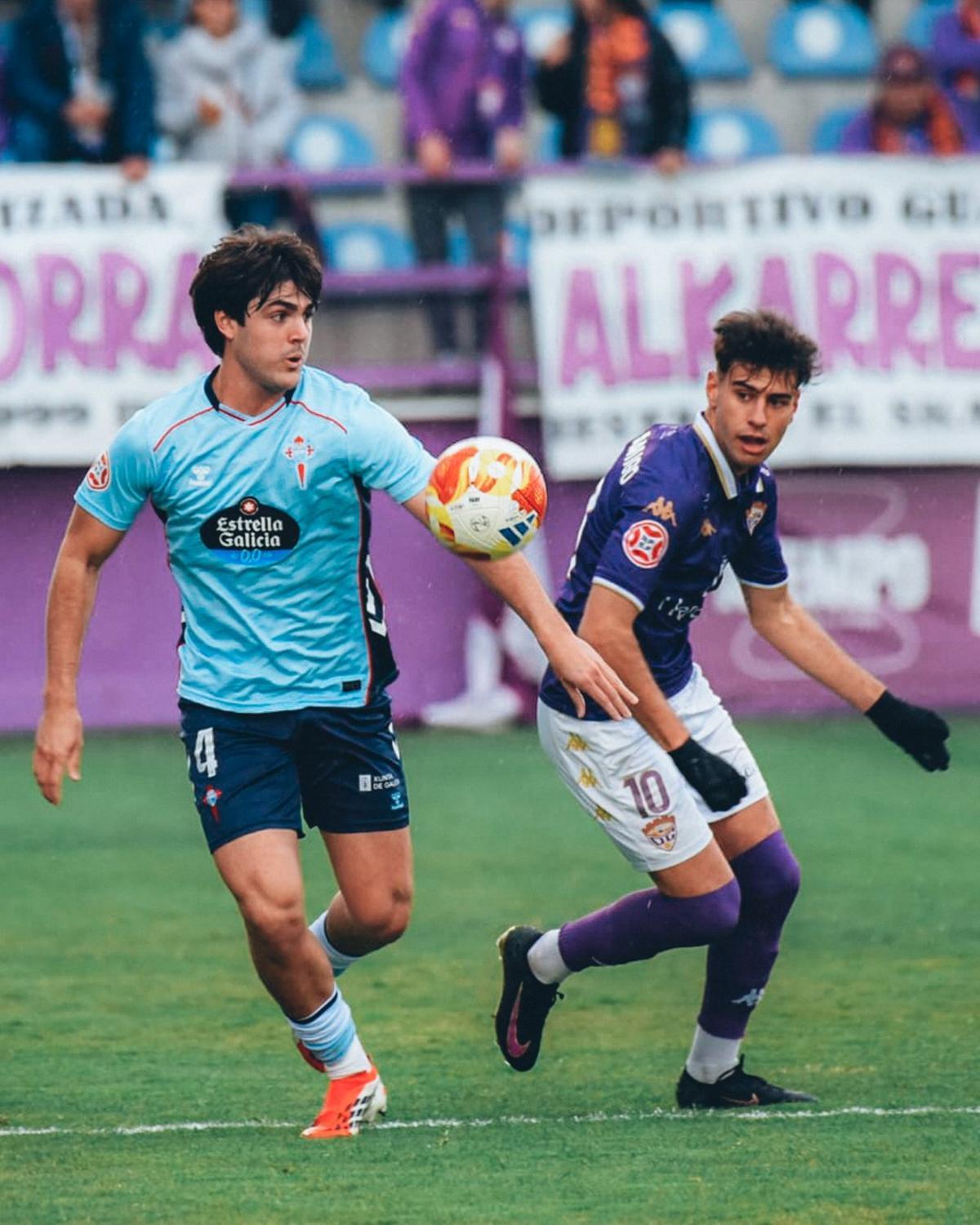Anxo conduce un balón ante un rival.