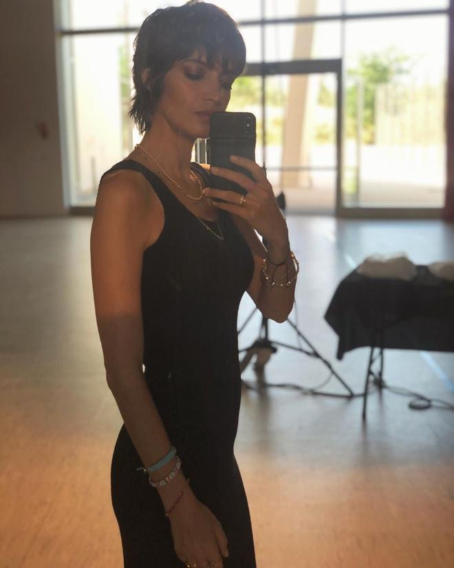 Sara Carbonero con un vestido negro de punto largo