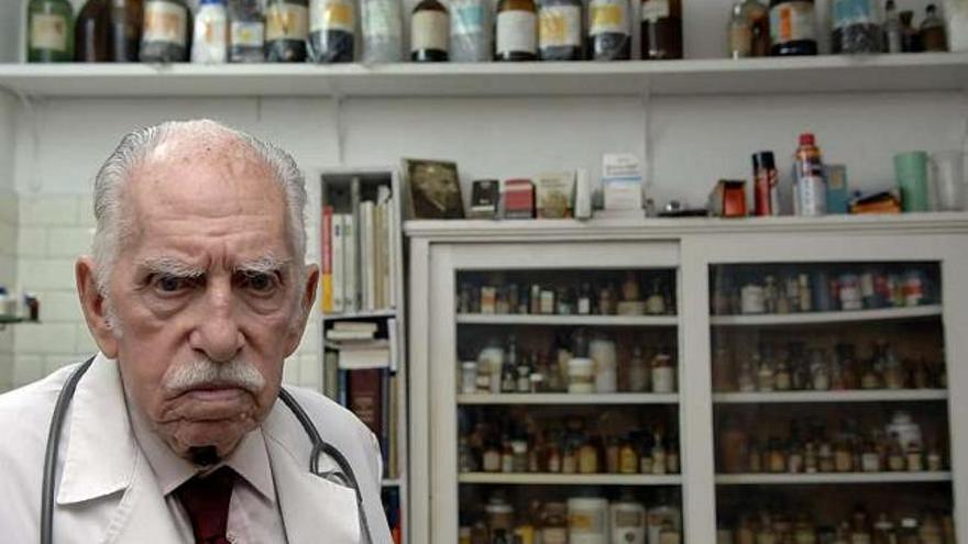 El médico Rafael Fernández Obanza, en el interior de su consulta. / juan varela