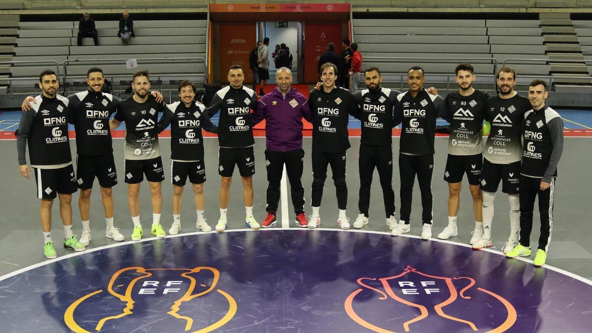 El equipo posa en el centro de la pista del Palacio Municipal de los Deportes de Jerez, sede de la Supercopa de España