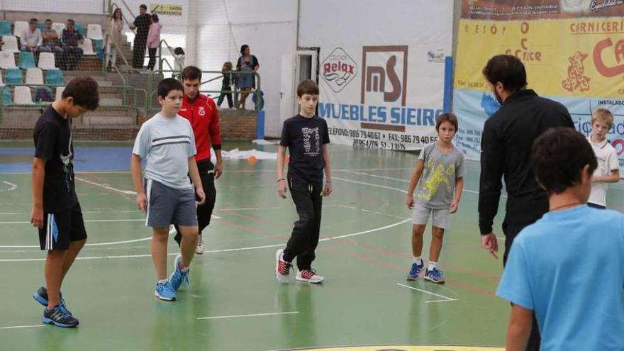 Entrenamiento de uno de los equipos de la base del Balonmán Lalín en el polideportivo. // Bernabé/Gutier