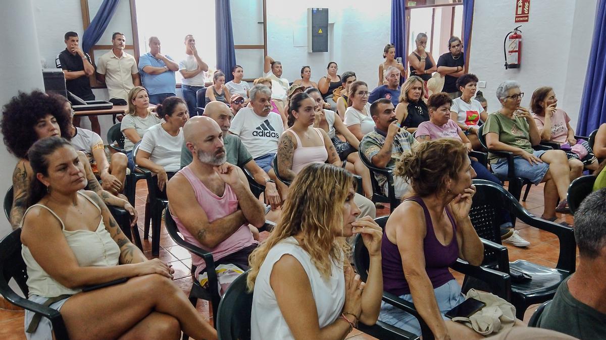Imagen de los asistentes a la reunión convocada por la Asociación Cultural Medioambiental El Cardonal de Veneguera.