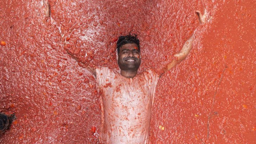 Buñol se convierte en un mar rojo en la Tomatina