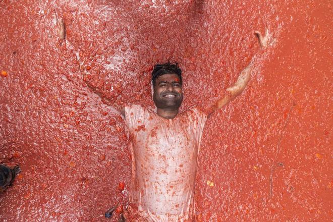 Buñol se convierte en un mar rojo en la Tomatina