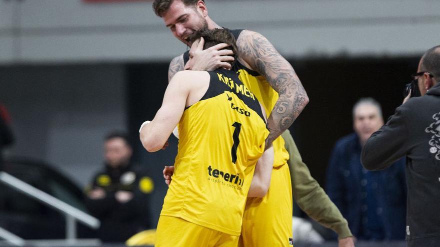 Fran Guerra abraza a David Kramer tras el triple del alemán.