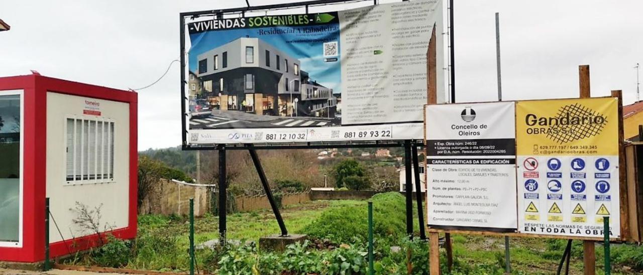 Cartel en A Rabadeira con licencia de 2022 para un edificio de 18 viviendas. |   // L.O.