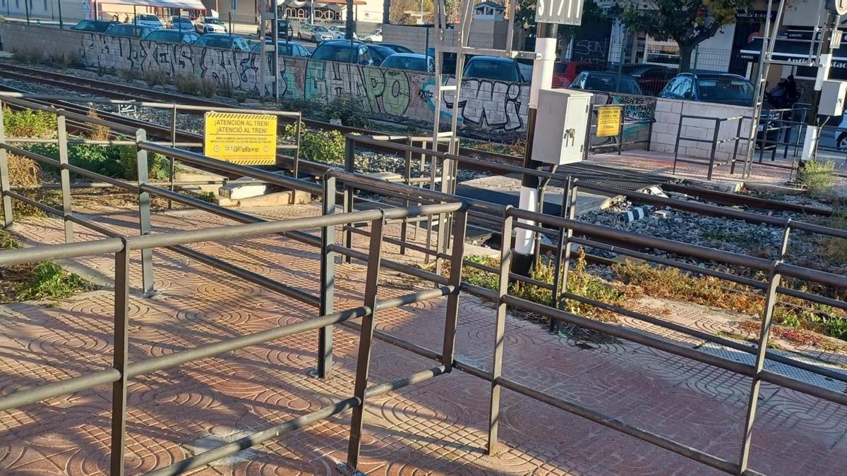 Paso de peatones en la estación de metro de l'Eliana.