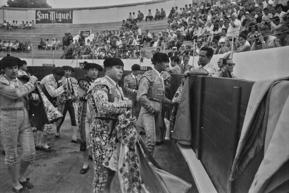 Els toreros participants en un espectacle taurí a la plaça de Sant Feliu de Guíxols, el juny del 1969.