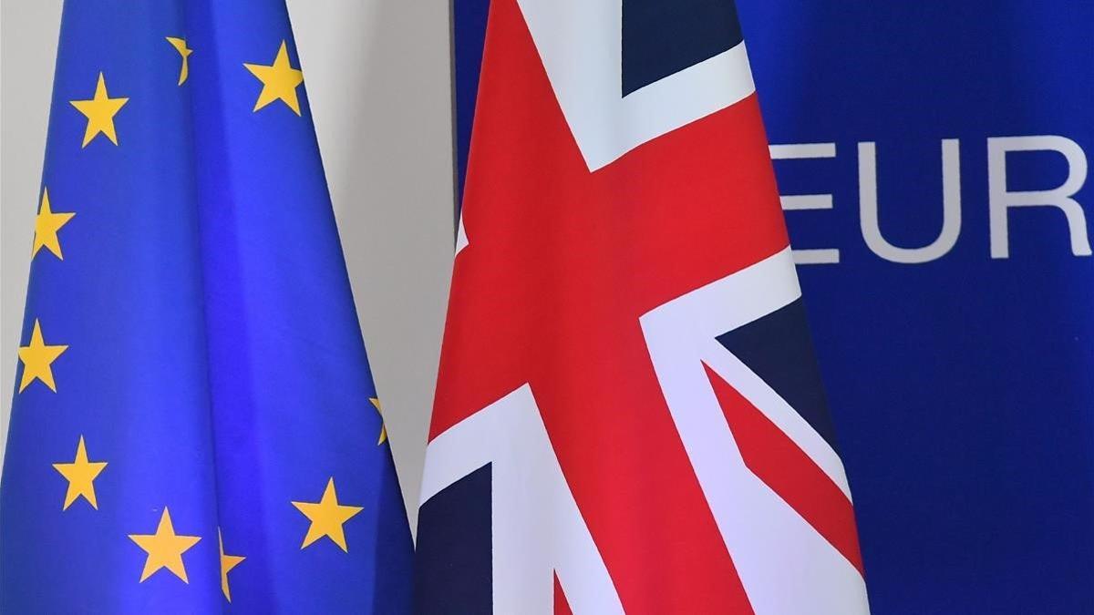 Las banderas británicas y de la UE