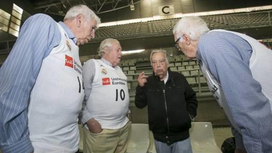 Alocén, Emiliano, Pedro Ferrándiz y Lolo Sainz reviven ayer en el pabellón de Alicante la mítica escena de la autocanasta.