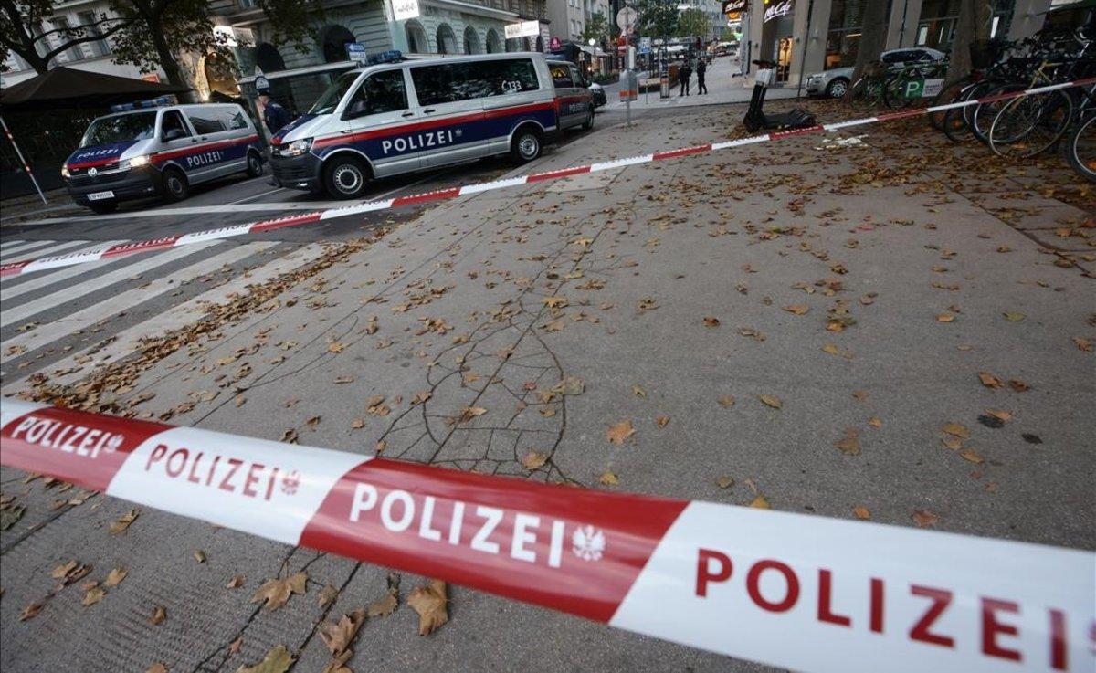 Cordón policial tras el tiroteo, la mañana del martes, en Viena.
