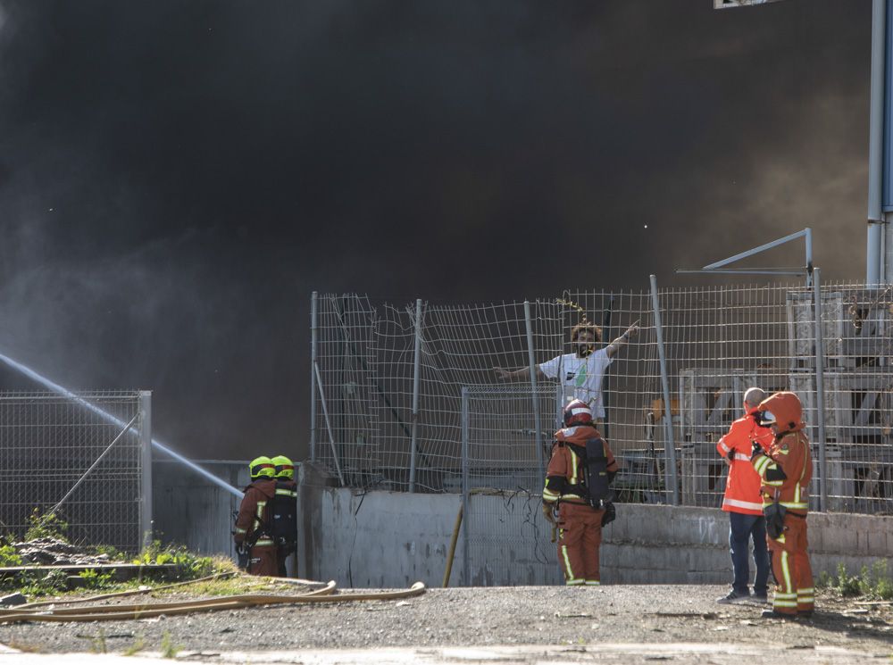 Así ha sido el tremendo incendio que ha arrasado una nave industrial en el Port de Sagunt