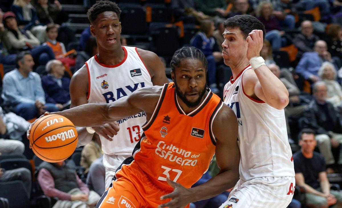 Dani Pérez tries to stop an offensive action of Ojeleye