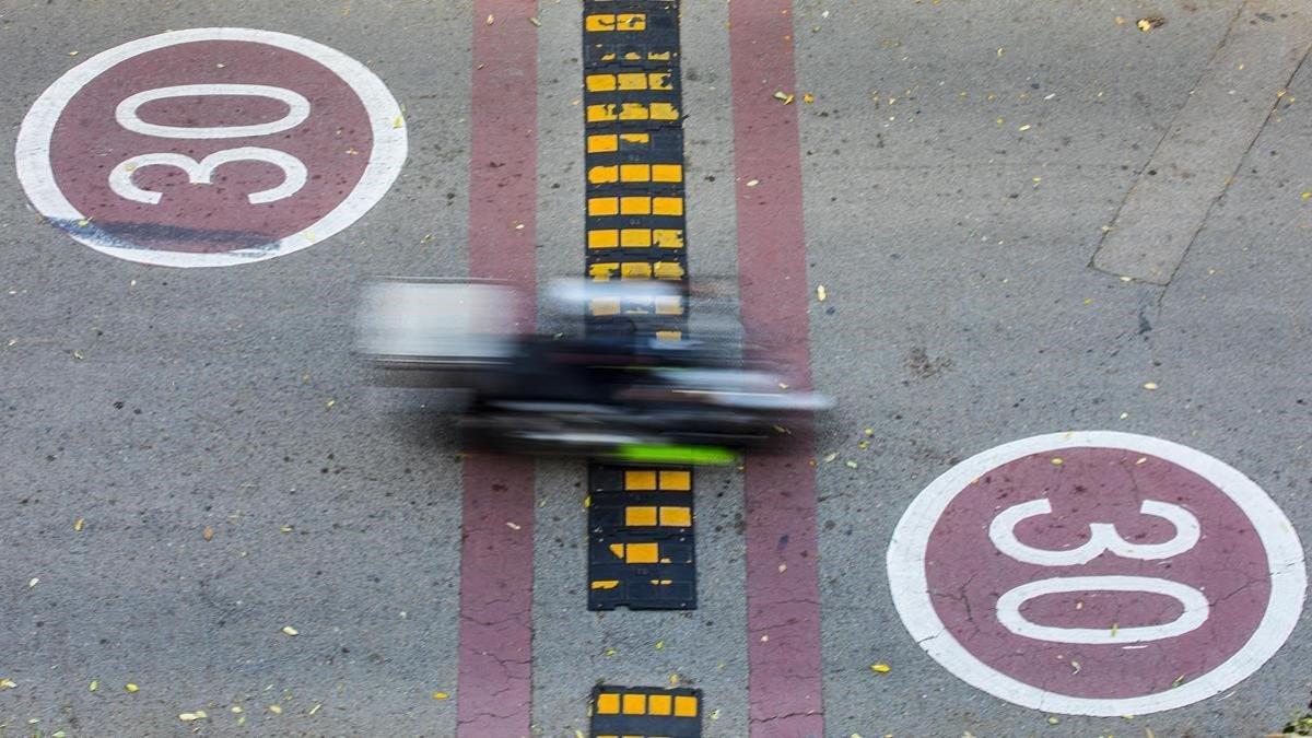 Zona de circulacion limitada a 30 km h en el Passeig Salvat Papasseit de la Barceloneta