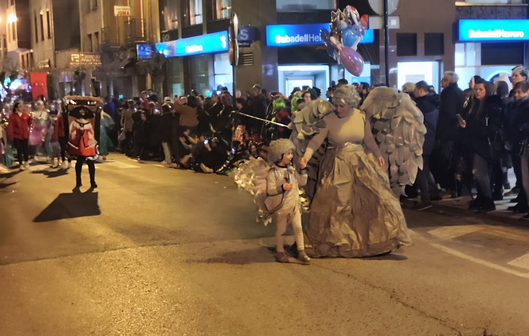 Así es el Antroxu de Mieres, con la truchona, Abba y hasta Depredador por las calles