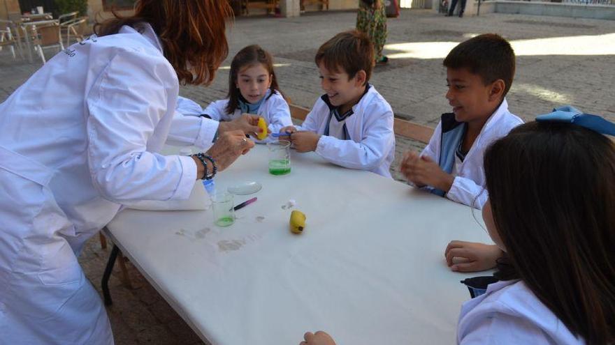 Niños participando en los talleres de la AECC.