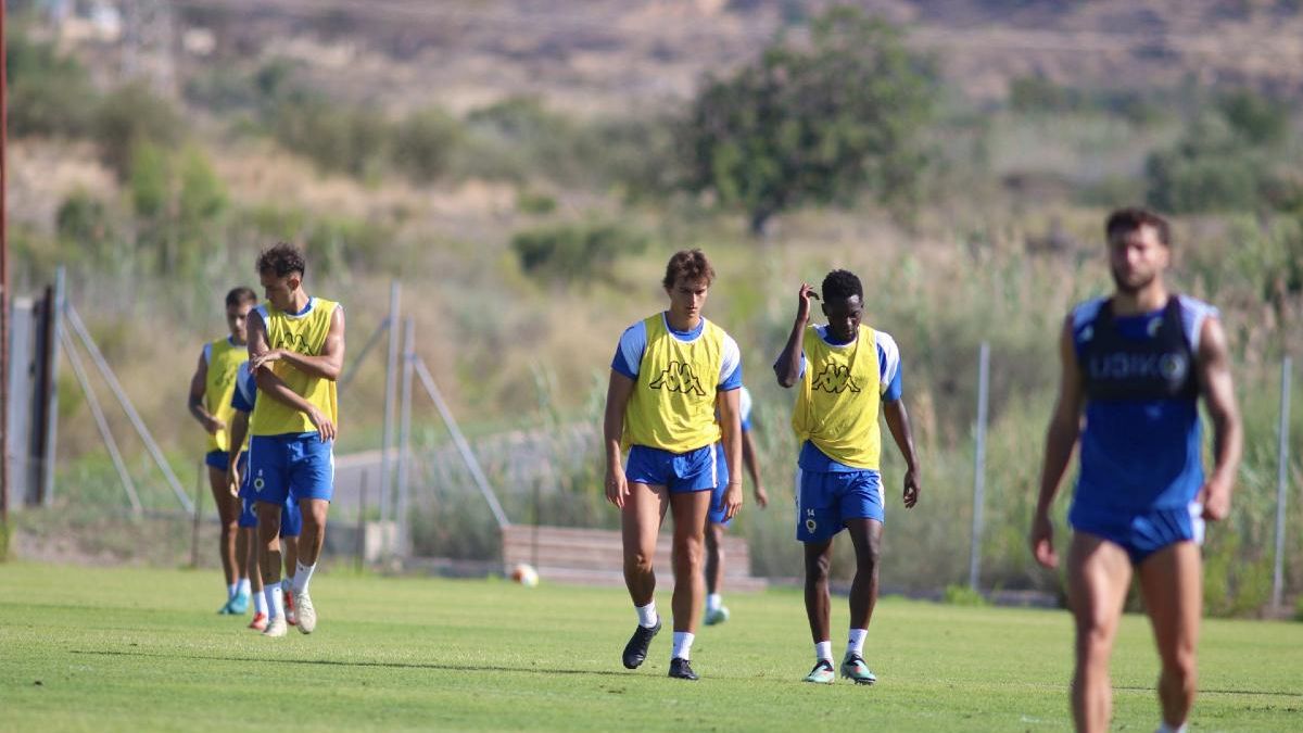 Los jugadores durante la sesión de entrenamiento en Fontcalent.