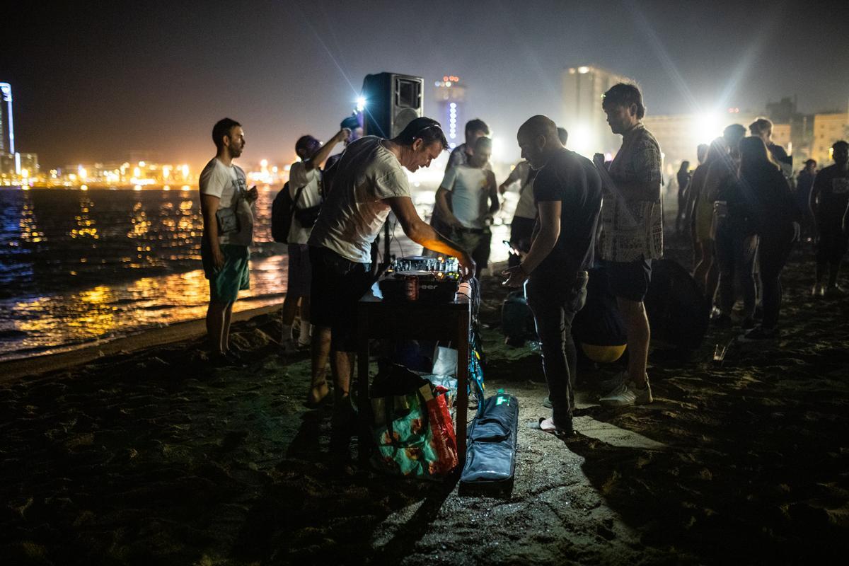 La verbena regresa a la playa en Barcelona