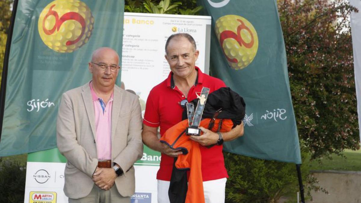 Ganadores senior. Miguel González, a la izquierda, entrega los premios a José Ángel Pérez, ganador junto a Francisco Javier González, que no pudo acudir. | F. R.